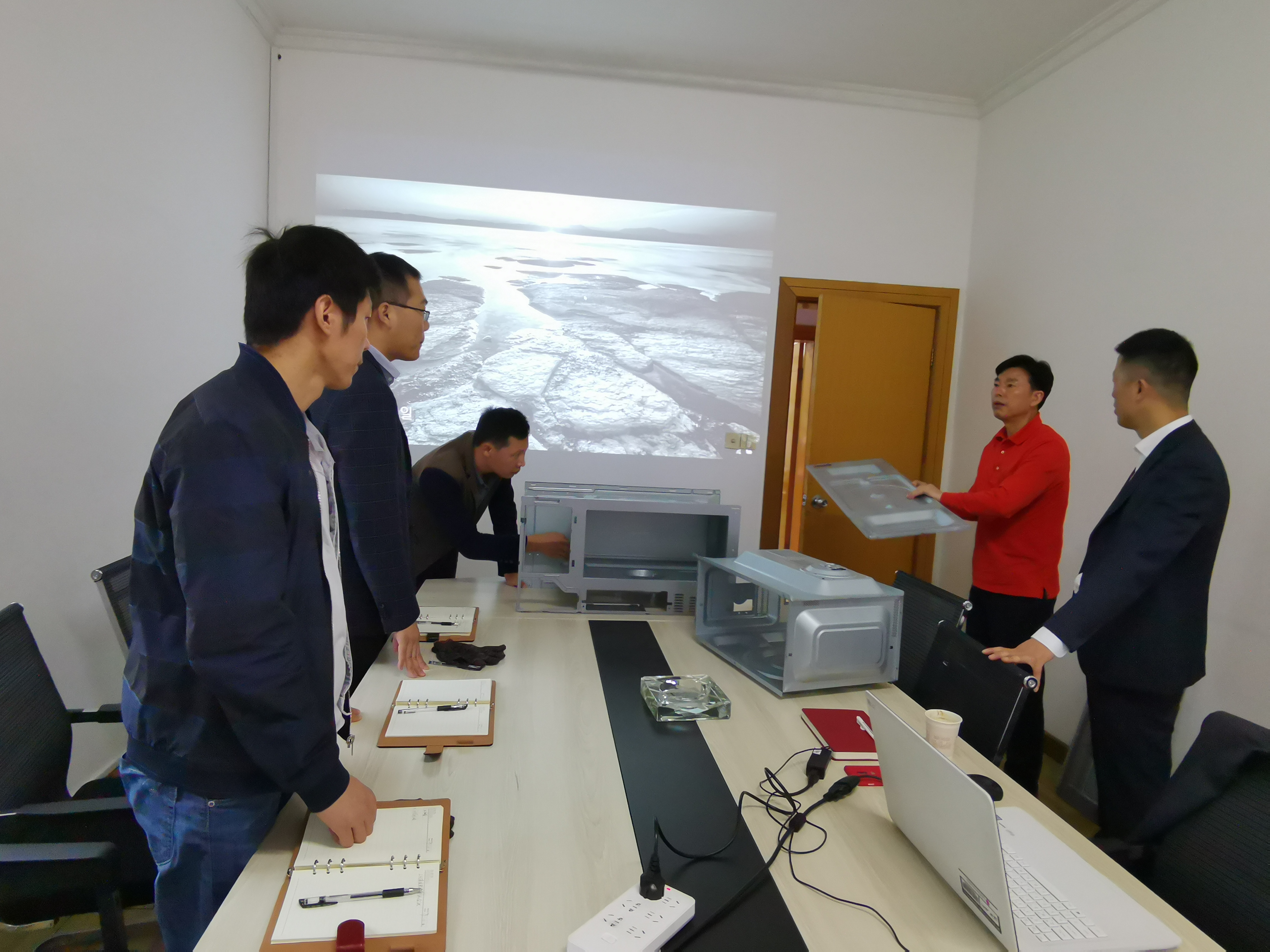 安嘉研發總工與韓國客戶探討方案 安嘉研發總工與韓國客戶探討方案