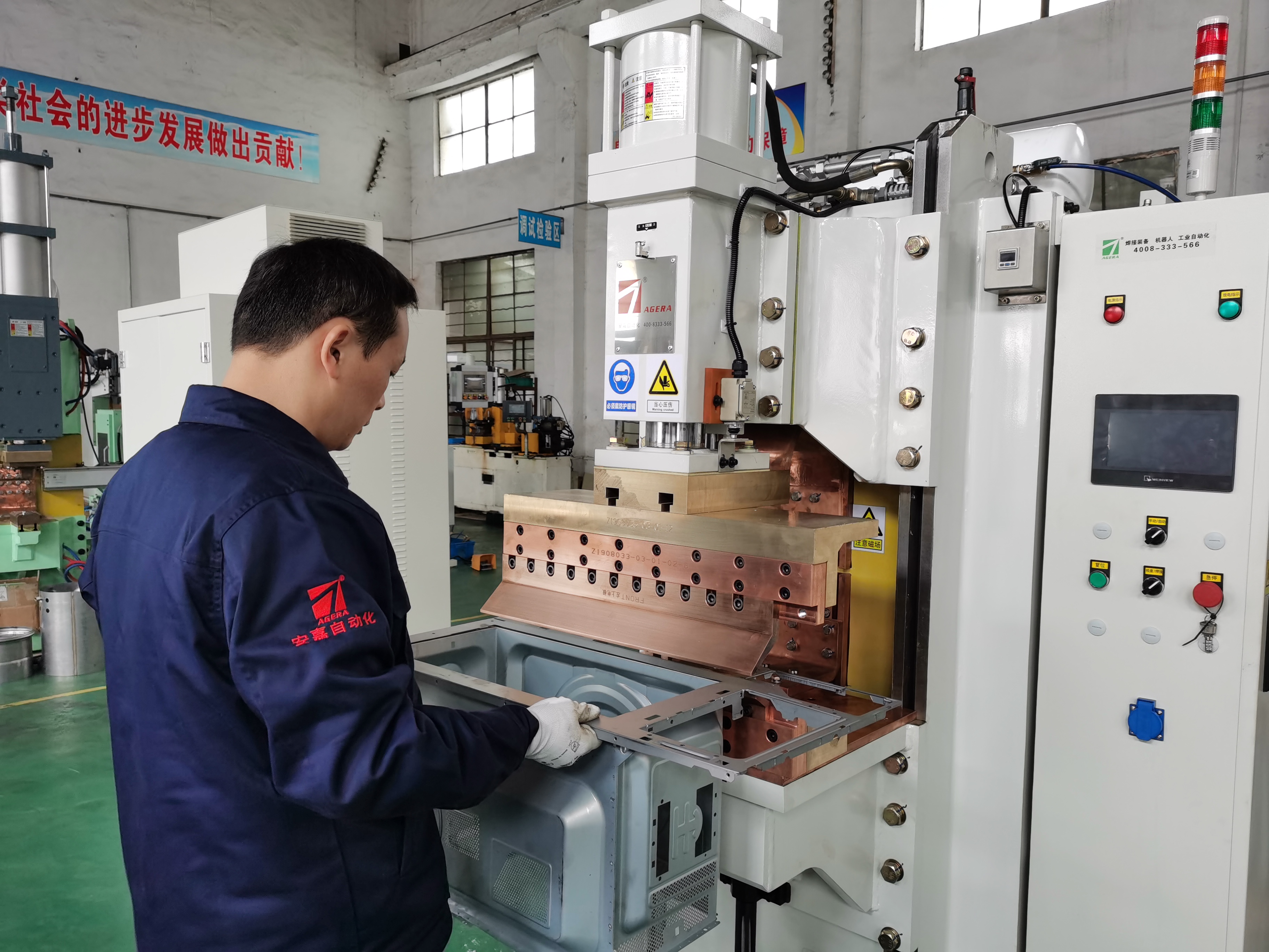 安嘉焊接工藝師專心為客戶試樣 安嘉焊接工藝師專心為客戶試樣