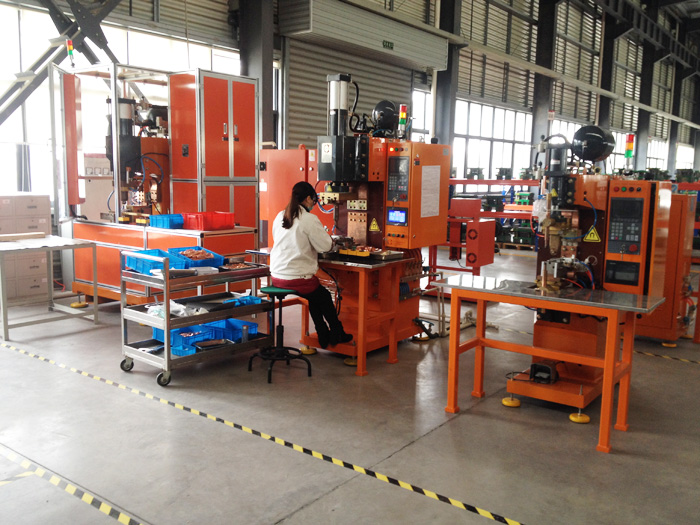 安嘉大功率母排線自動釬焊機輝能現場案例