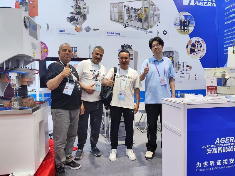 承經理與客戶合影